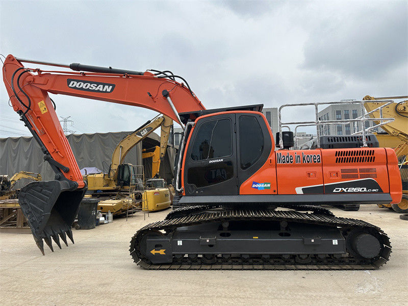 180 kW motorvermogen Doosan DX260 Gebruikte graafmachines met een emmercapaciteit van 1,2 m3