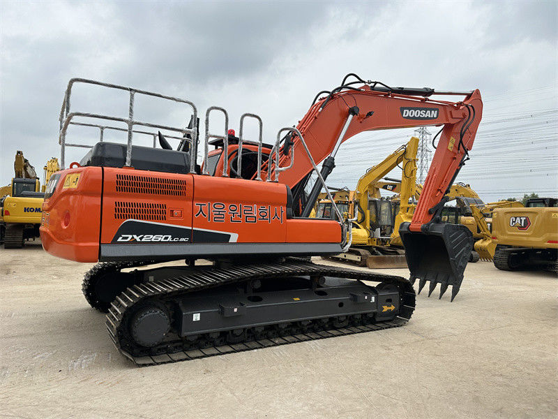 180 kW motorvermogen Doosan DX260 Gebruikte graafmachines met een emmercapaciteit van 1,2 m3