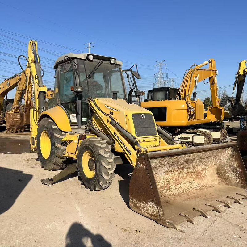 Oorspronkelijke kleur New Holland LB85 boormachine met vier wielen in goede staat.