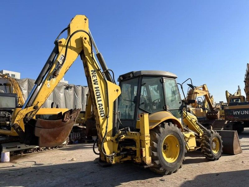 Oorspronkelijke kleur New Holland LB85 boormachine met vier wielen in goede staat.