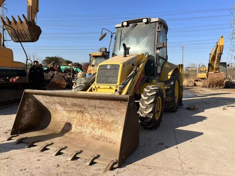 Oorspronkelijke kleur New Holland LB85 boormachine met vier wielen in goede staat.