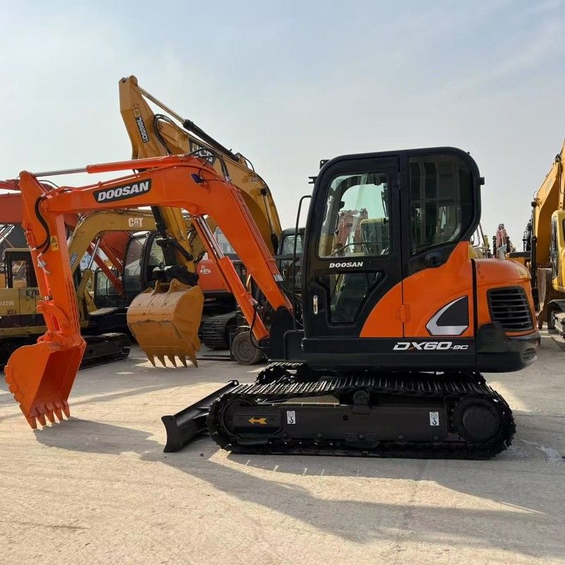 Kleine 6 ton Doosan DX60 graafmachine Koreaanse oorsprong Met blad en breaker hamer lijn