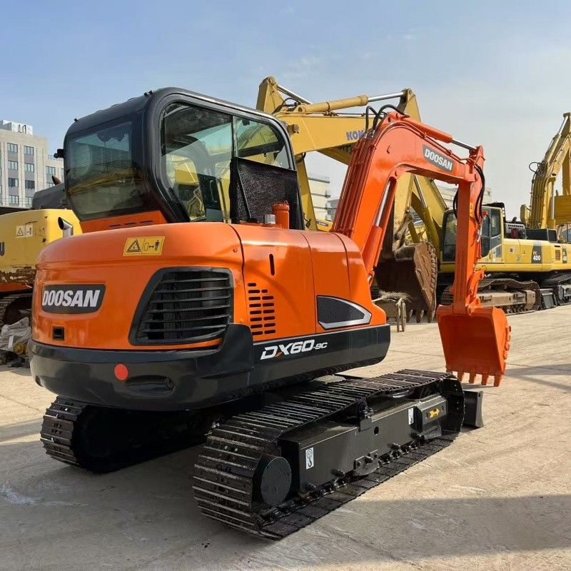 Kleine 6 ton Doosan DX60 graafmachine Koreaanse oorsprong Met blad en breaker hamer lijn