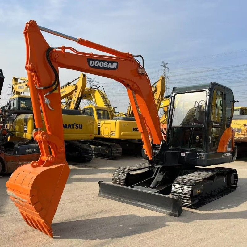 Kleine 6 ton Doosan DX60 graafmachine Koreaanse oorsprong Met blad en breaker hamer lijn