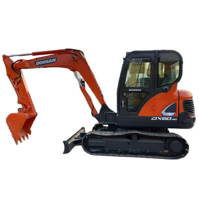 De gebruikte Bulldozer van het Graafwerktuigmini digger high efficiency with blade van Doosan DX60 9C